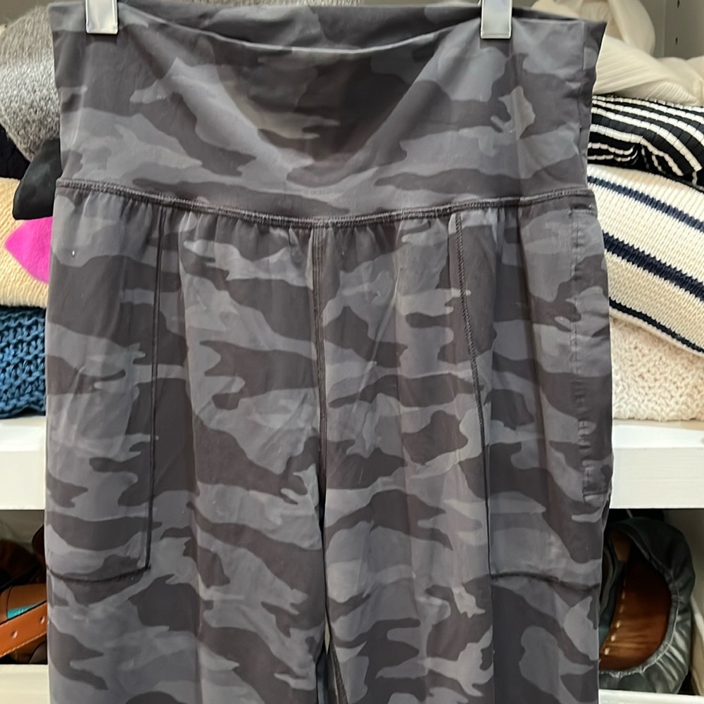 Athleta, black and gray camel pattern joggers size small